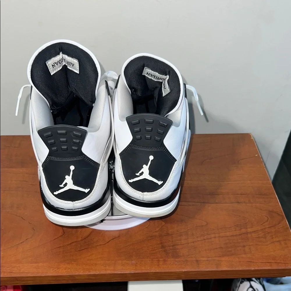 Jordan 4 “Military Black” White Black-Neutral Grey
Black and White Sneakers - Picture 5 of 8